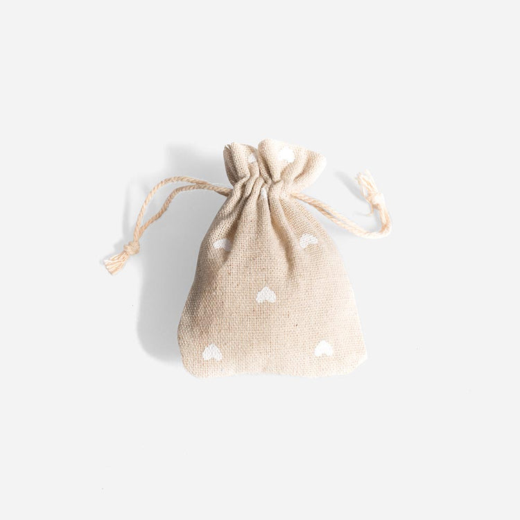 Cadeaux d'invités mariage : pochon en lin coeurs blancs pour dragées