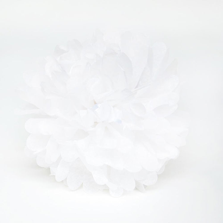 Un joli pompon en papier blanc pour décoration de mariage élégante