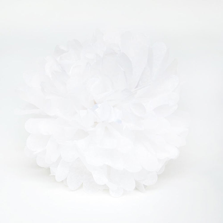 Un joli pompon en papier blanc pour décoration de mariage élégante