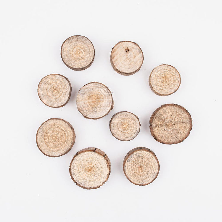 Rondins de bois idéals pour décorer une table chic et champêtre