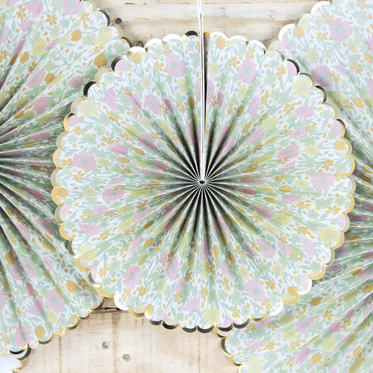 Rosaces en papier liberty pastel pour decoration baby shower, deco mariage champêtre