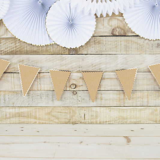 Rosaces blanc et or et guirlande fanions kraft pour mariage guinguette