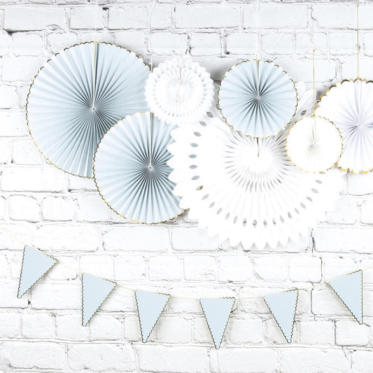 Décorations en papier bleu pastel et blanc : deco baby shower, anniversaire