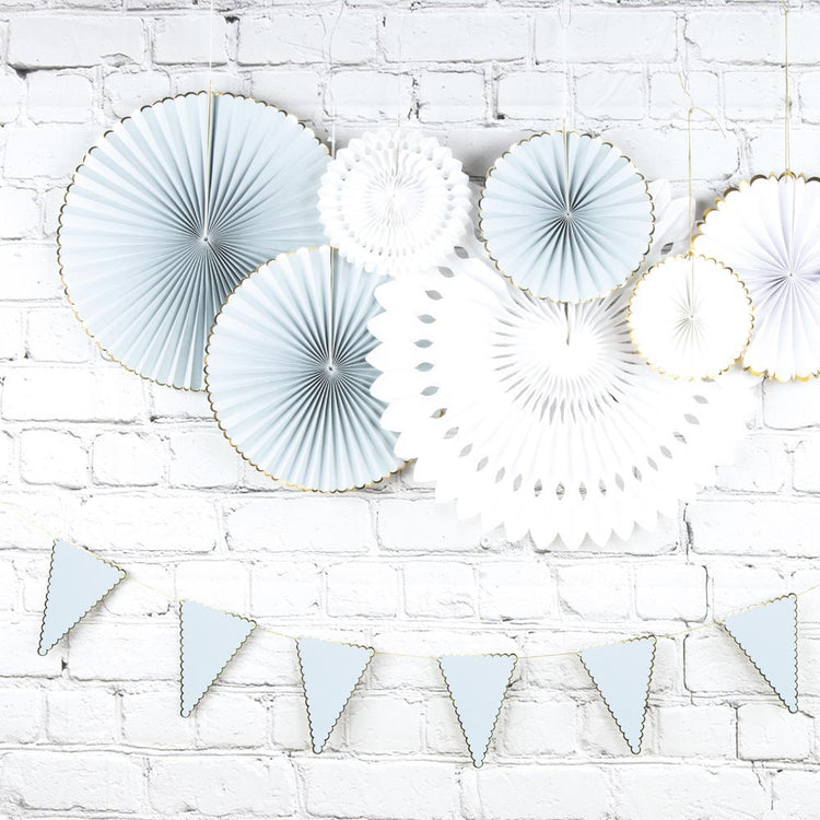 Décorations en papier bleu pastel et blanc : deco baby shower, anniversaire