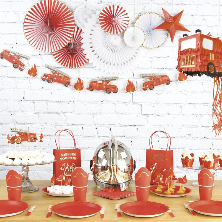 Decoration anniversaire pompier : rosaces blanches et rouges