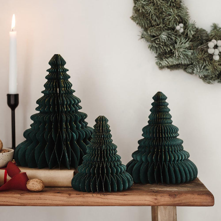 décoration de noel avec sapins en papier verts et dorés