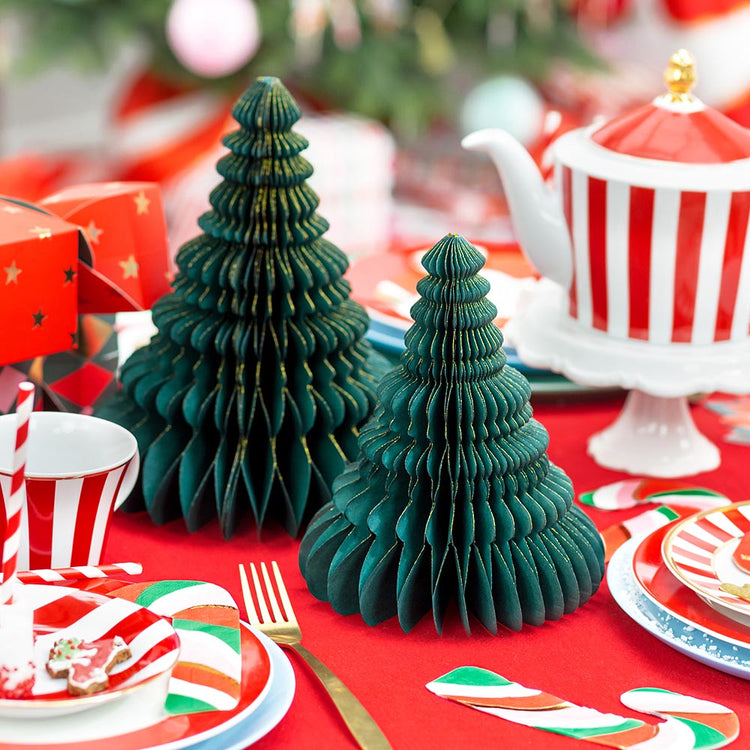 Table de noel rouge et verte avec sapins en papier alveoles