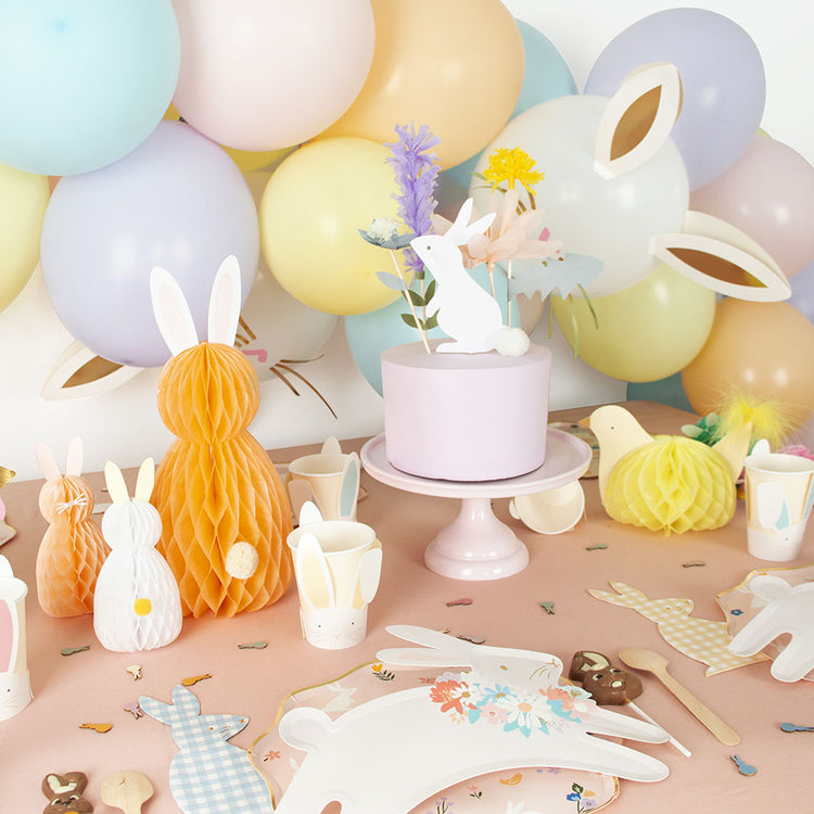Table de paques avec arche de ballons pastel par my little day