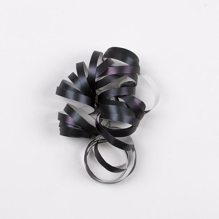 Cotillons de fete : serpentins noir