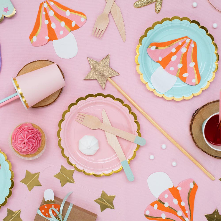 Decoration table anniversaire enfant avec serviettes en papier champignons