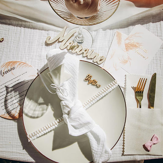 Décoration table baptême avec serviettes gaze de coton blanc