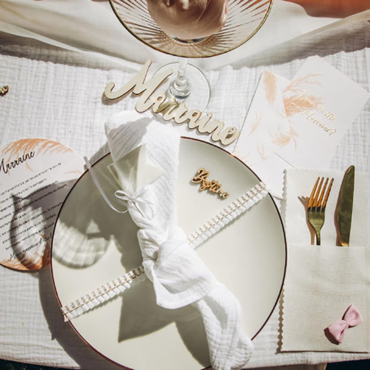 Décoration table baptême avec serviettes gaze de coton blanc