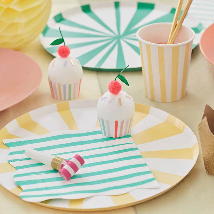 Idée déco pour un gouter d'anniversaire enfant : déco à rayures colorées