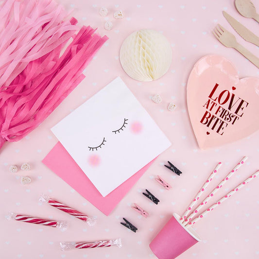 Table anniversaire ado firly avec boules alvéolées et serfviettes yeux endormis