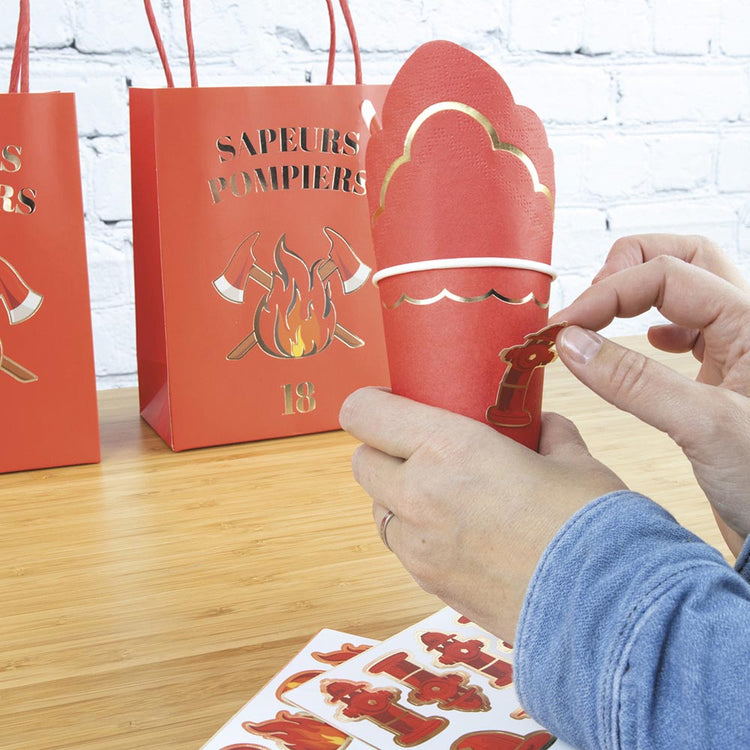 Decoration anniversaire pompier avec vaisselle rouge et stickers