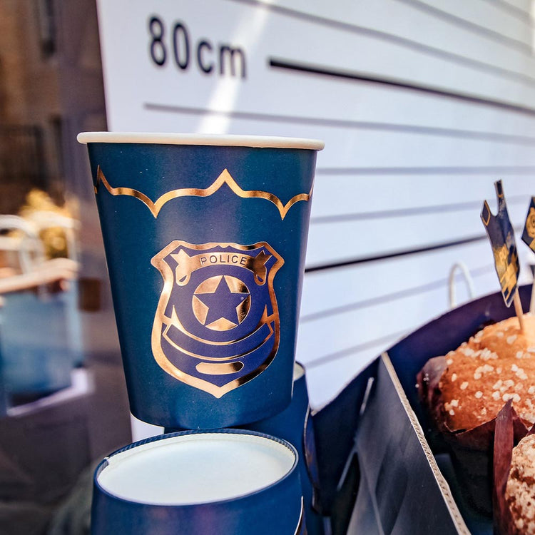 Gobelets bleus customisés avec stickers poolice pour déco anniversaire