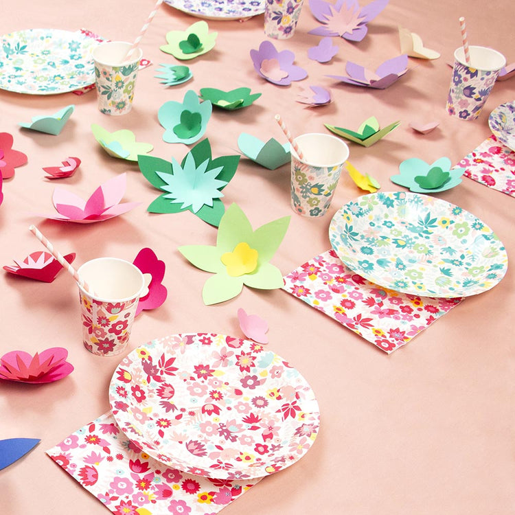 Table fete fleurs avec vaisselle et fleurs en papier my little day