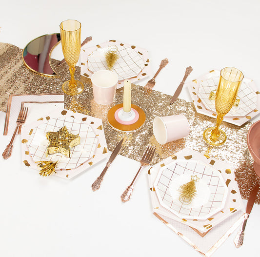 Comment dresser une table de Noël avec chemin de table à paillettes dorées ?