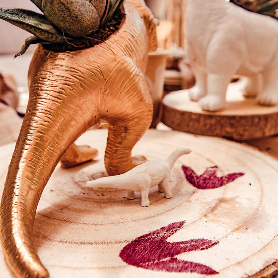 Table d'anniversaire dinosaure avec détails tampons pattes de dino