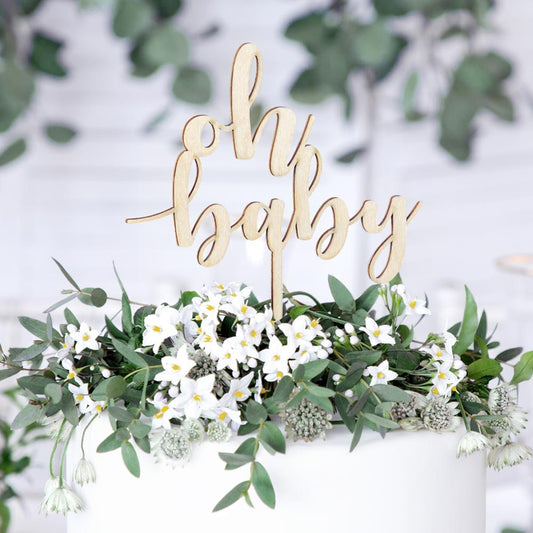 Gateau baby shower avec fleurs et topper en bois oh baby