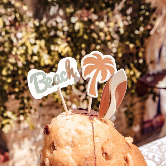 decoration table de gouter anniversaire surf avec toppers planche et palmier