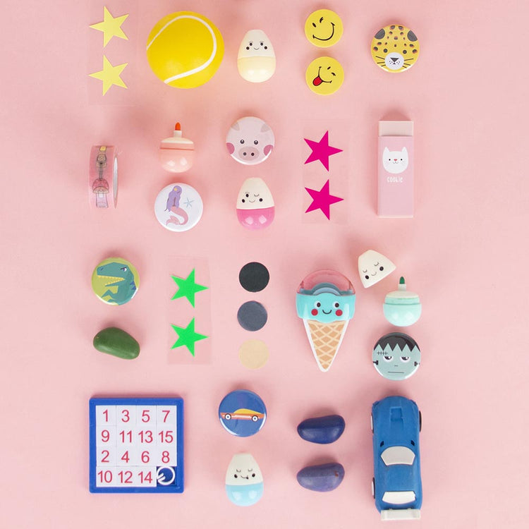 Petits cadeaux à glisser dans une pinata ou une pochette surprise invités anniversaire