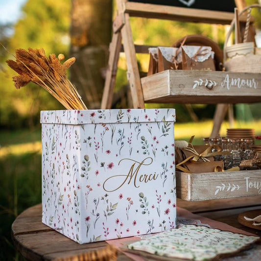 Décoration mariage champêtre avec urne fleurs sauvages