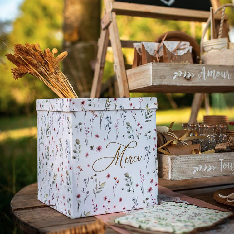 Décoration mariage champêtre avec urne fleurs sauvages