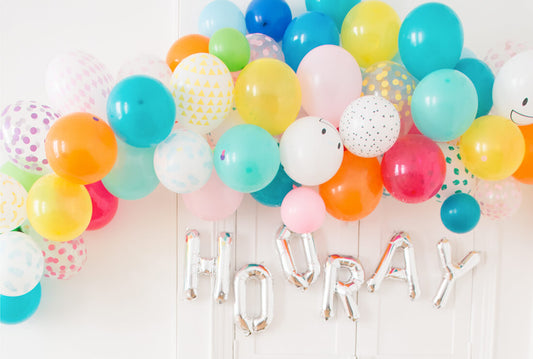 Free and original birthday decoration idea: balloon arch