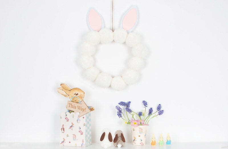 Fácil decoración original DIY: corona de pompones de conejito de Pascua