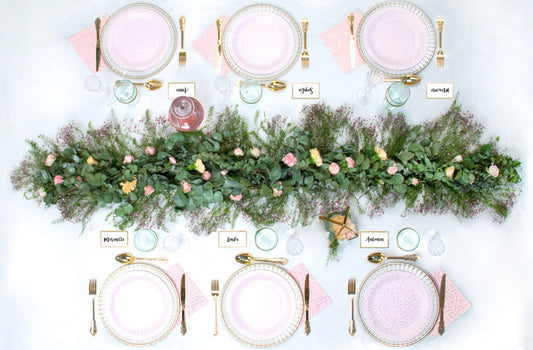 Idee originali per la decorazione del matrimonio: ghirlanda floreale da tavola