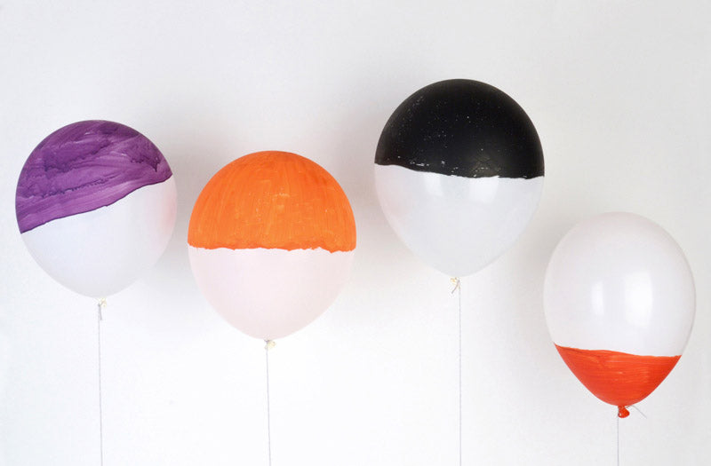 Original idea for Halloween party decoration: two-tone balloons