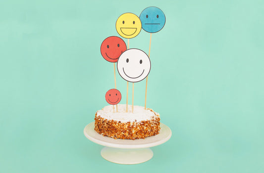 Fai da te facile e veloce per la decorazione della torta di compleanno: toppers emoji