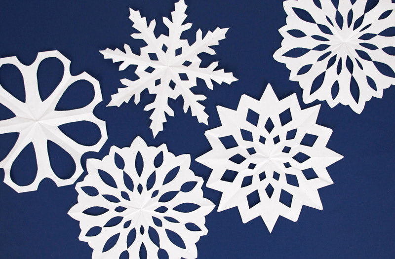 DIY easy child's birthday: paper snowflakes