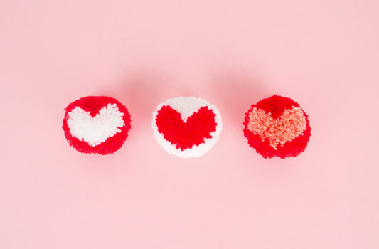 DIY facile décoration de st valentin : pompons coeur