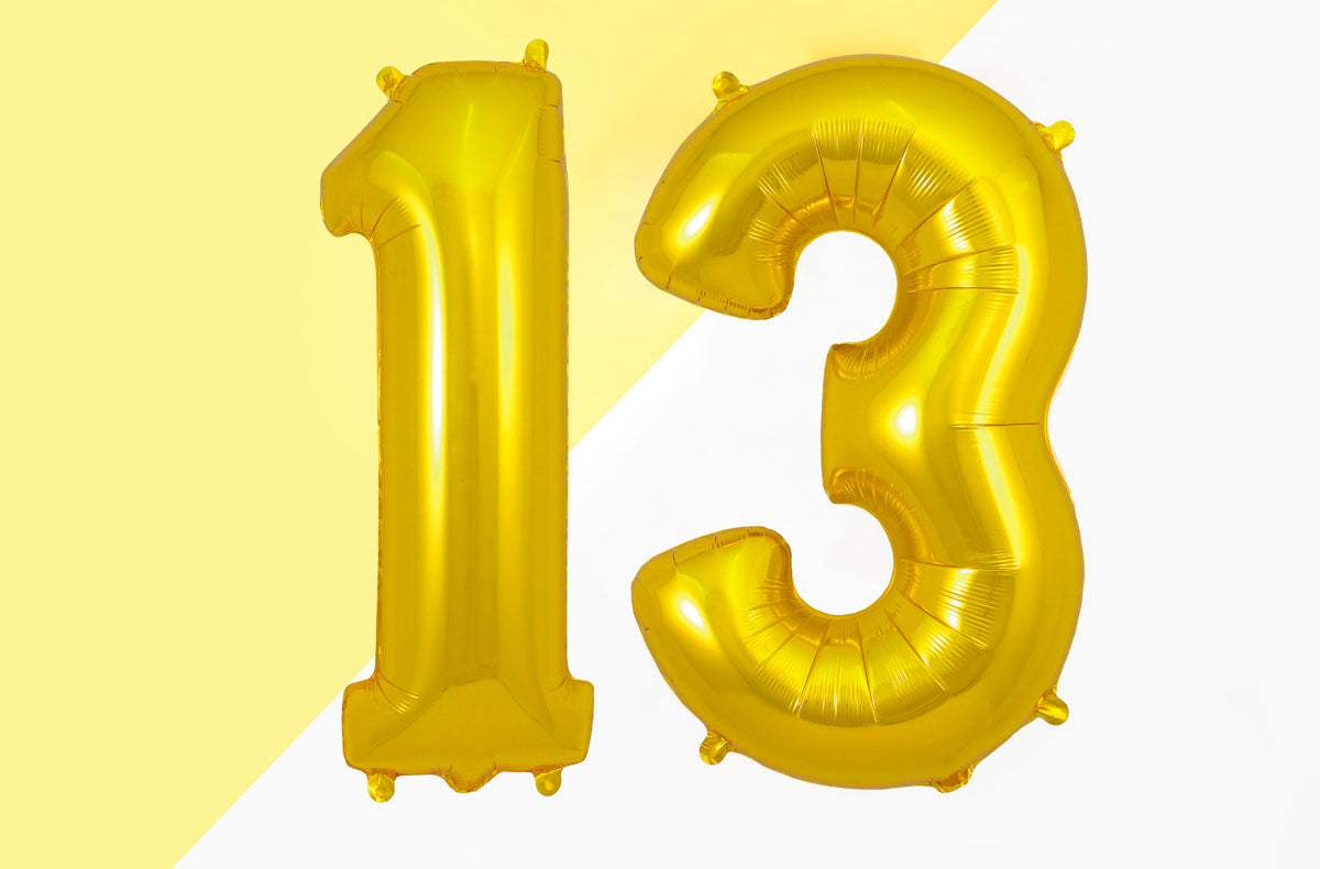 Ideas para cumpleaños 13 con globos de números dorados