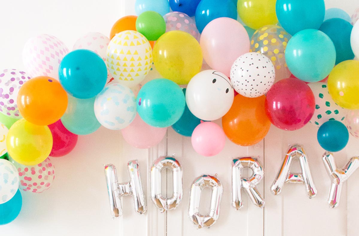 Palloncini per il compleanno di un bambino, un arco di palloncini multicolori, palloncini con lettere per una decorazione memorabile di una festa!