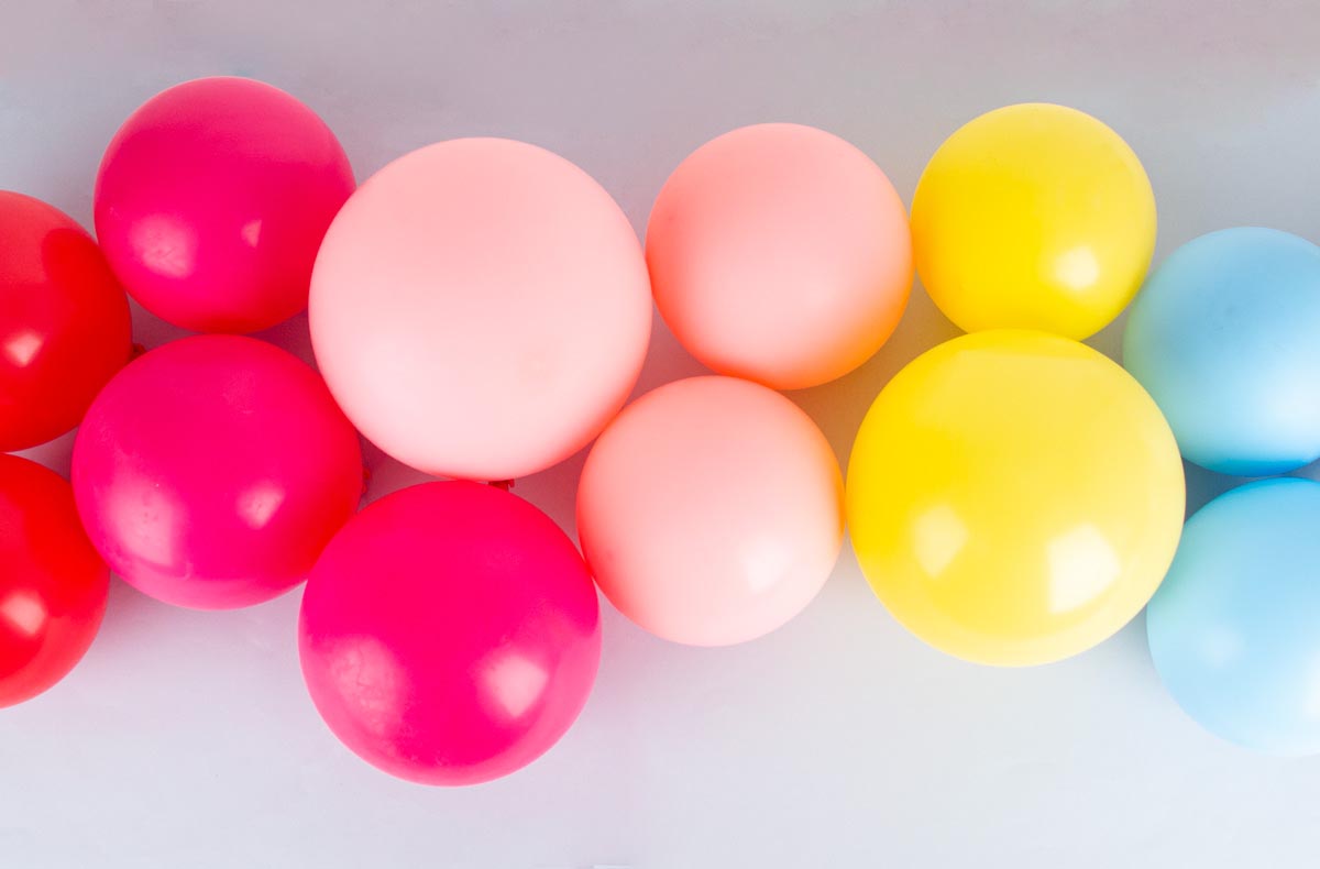 Des ballons unis réunis en une grappe de ballons multicolores pour une déco anniversaire enfant