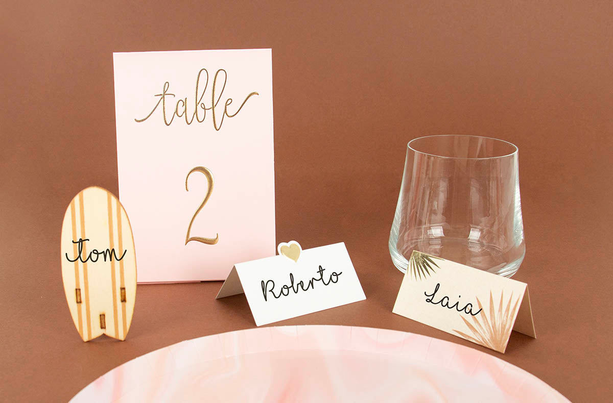 Pour votre table de mariage, notre sélection de marque-places et plans de table pour placer vos invités.