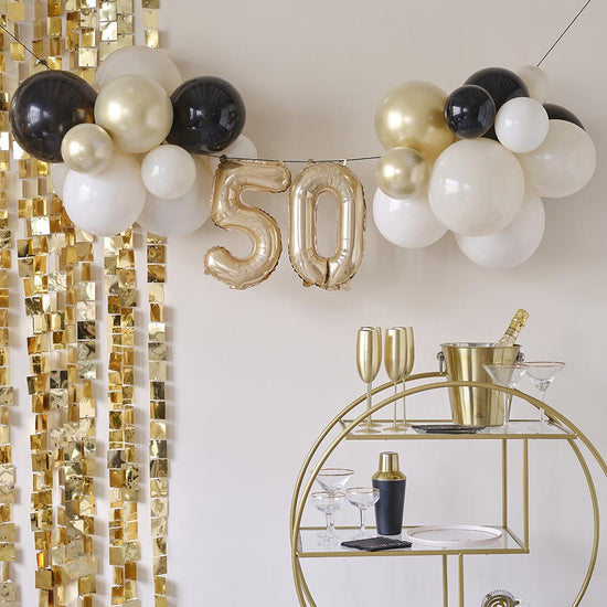 Arche de ballons doré et noir pour deco anniversaire 50 ans