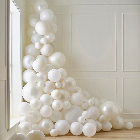Arche de ballons blanche et crème avec perles : decoration bapteme