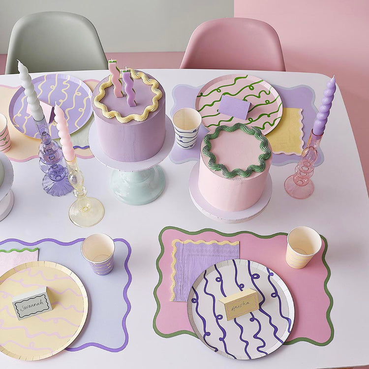 8 assiettes en carton wavy pastel : deco de table pyjama party
