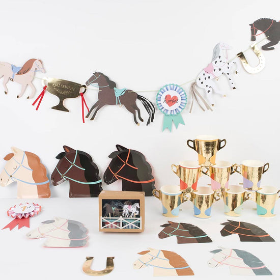 8 assiettes en carton équitation : deco de table anniversaire fille