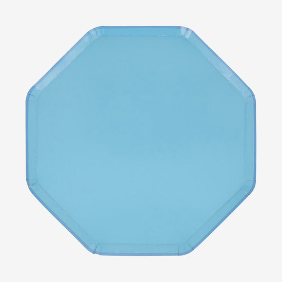 Une touche marine avec ces assiettes bleues pour un thème mer