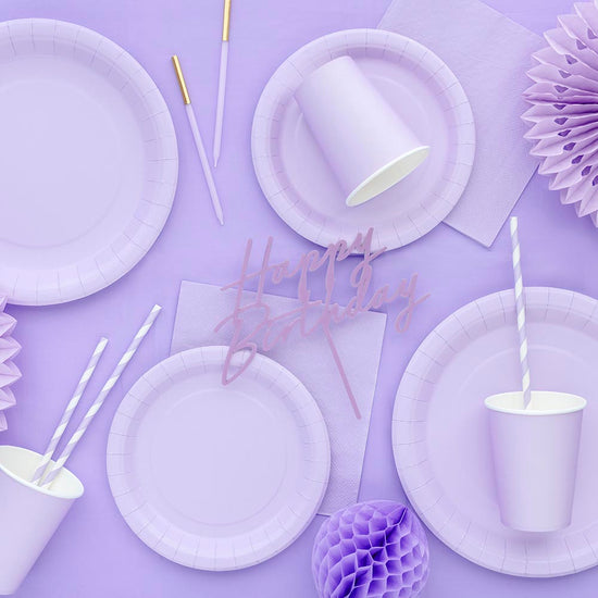 Serviettes en papier mauve : décoration table anniversaire