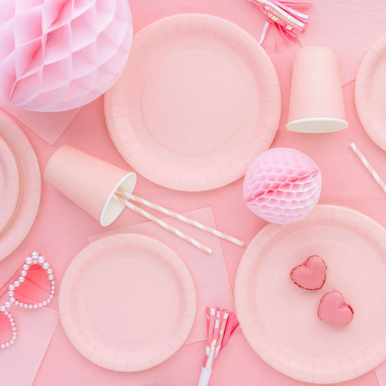 Assiettes rose clair : décoration anniversaire