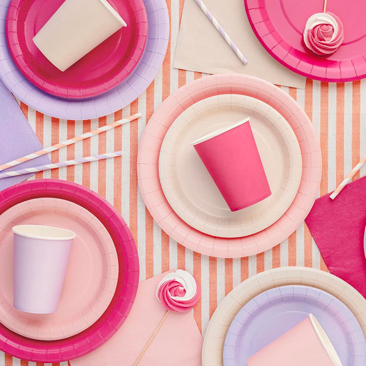 Serviettes rose foncé : décoration anniversaire