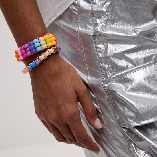 Bracelets personnalisés avec des perles en plastique couleur pastel