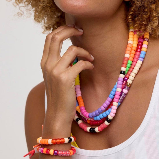 Colleirs et bracelets personnalisés avec des perles couleur pastel