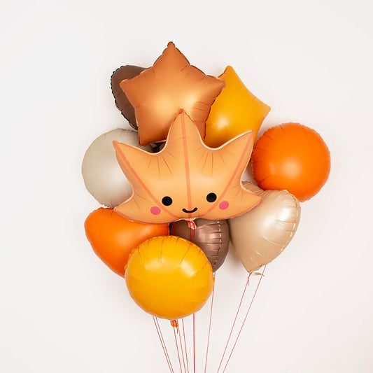 Grappolo di palloncini autunnali riempiti di elio con palloncino a forma di stella di caramello